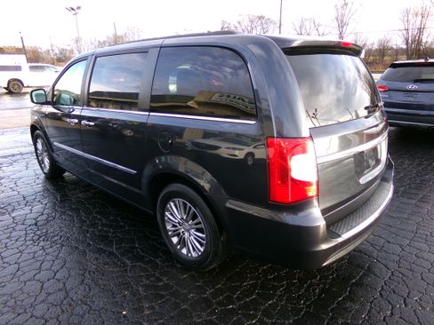 Used 2014 Chrysler Town & Country Touring-L image 3