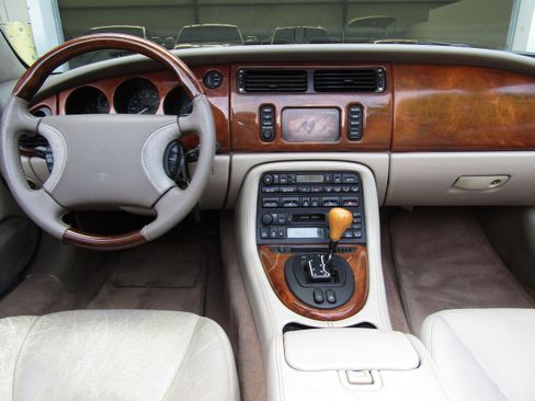 Used 2000 Jaguar XK8 Convertible RWD image 15
