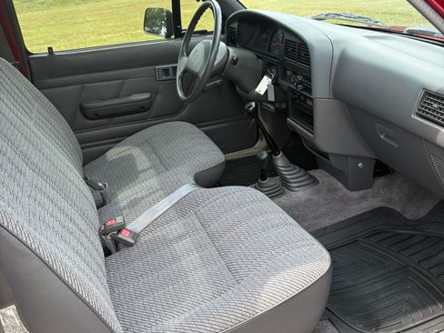 Used 1994 Toyota Pickup 4x4 Regular Cab DX image 6
