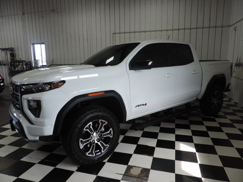 Used 2024 GMC Canyon AT4 image 3