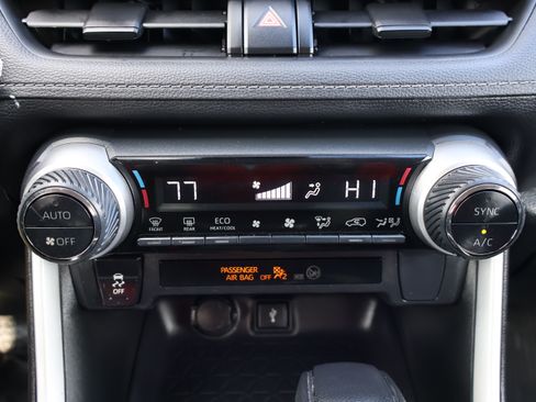 Used 2021 Toyota RAV4 LE image 19