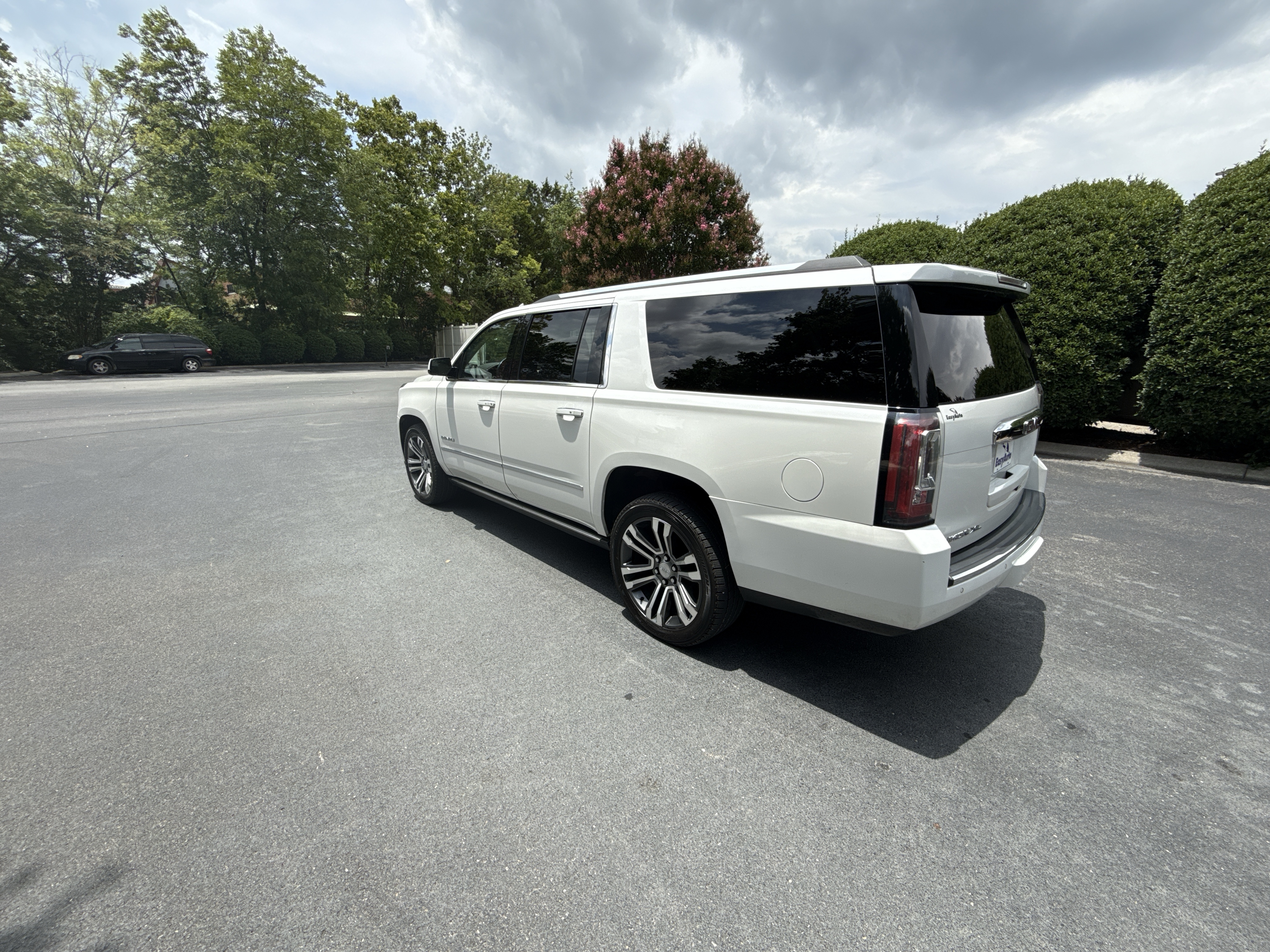 Used 2017 GMC Yukon XL 4WD Denali image 3