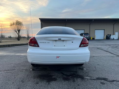 Used 2005 Ford Taurus SE image 4