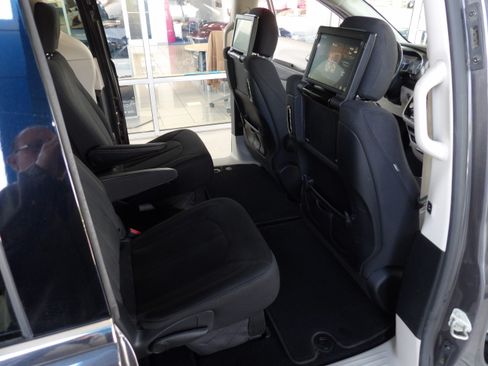 Used 2020 Chrysler Pacifica Touring image 20