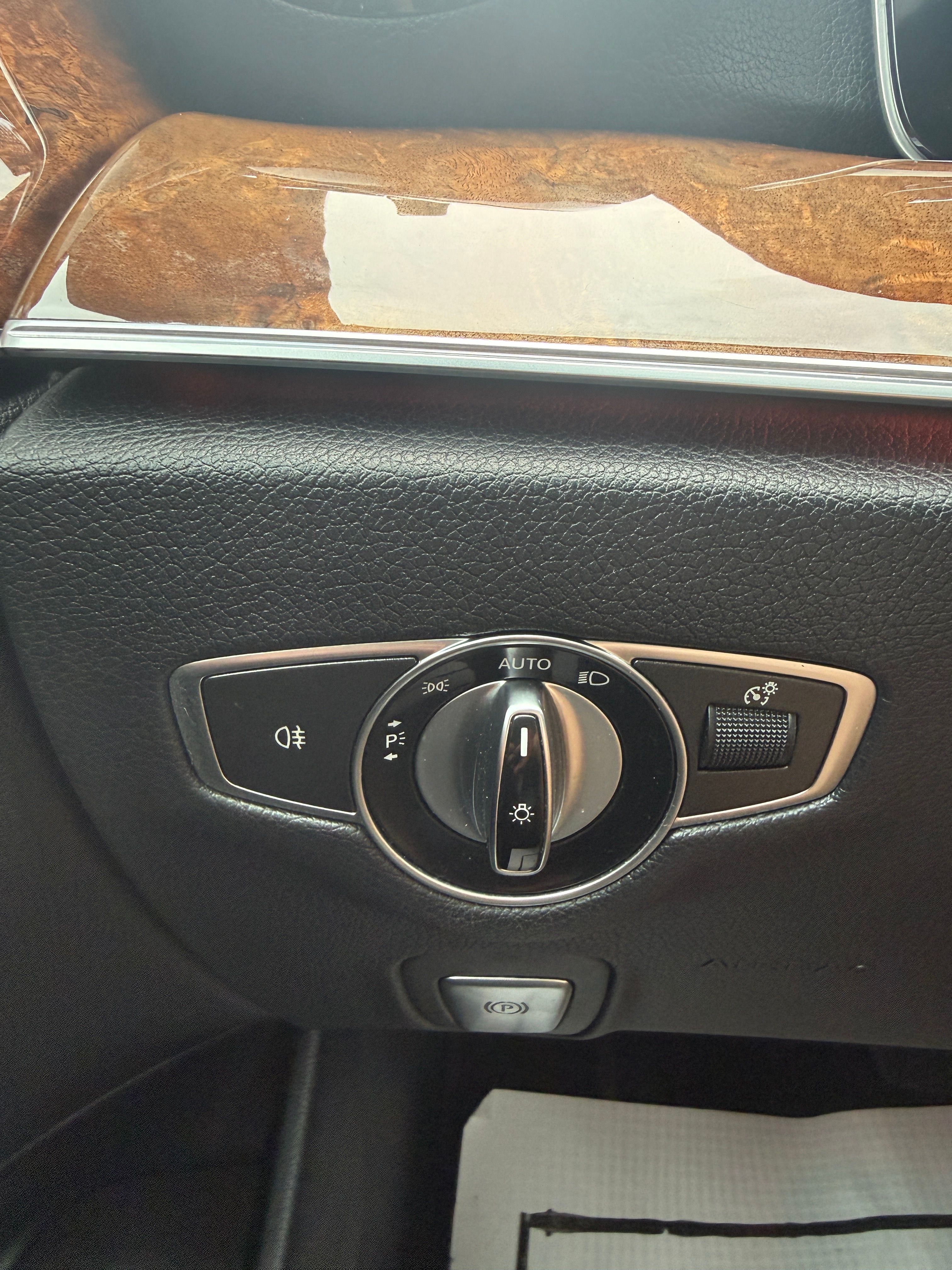 Used 2017 Mercedes-Benz E 300 4MATIC image 9