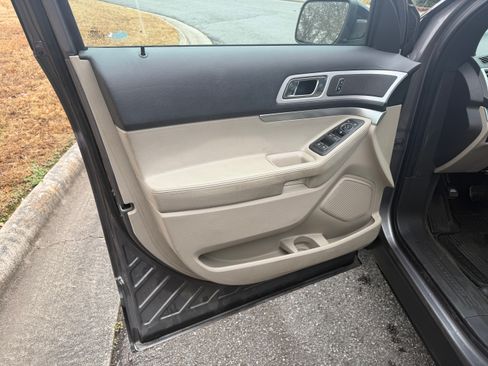 Used 2014 Ford Explorer XLT image 34