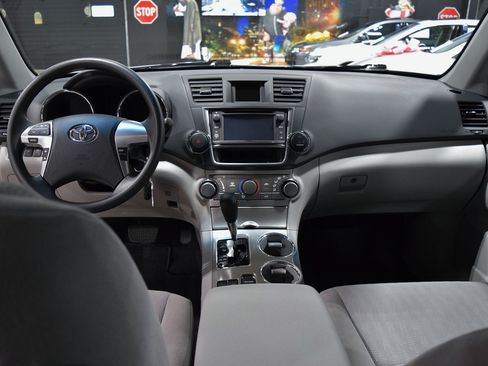 Used 2013 Toyota Highlander Plus V6 FWD image 26