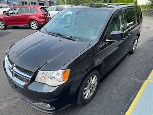 Used 2020 Dodge Grand Caravan SXT FWD image 3