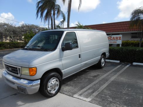 Used 2004 Ford E-150 and Econoline 150 XL image 1