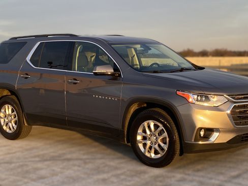 Used 2020 Chevrolet Traverse LT image 2