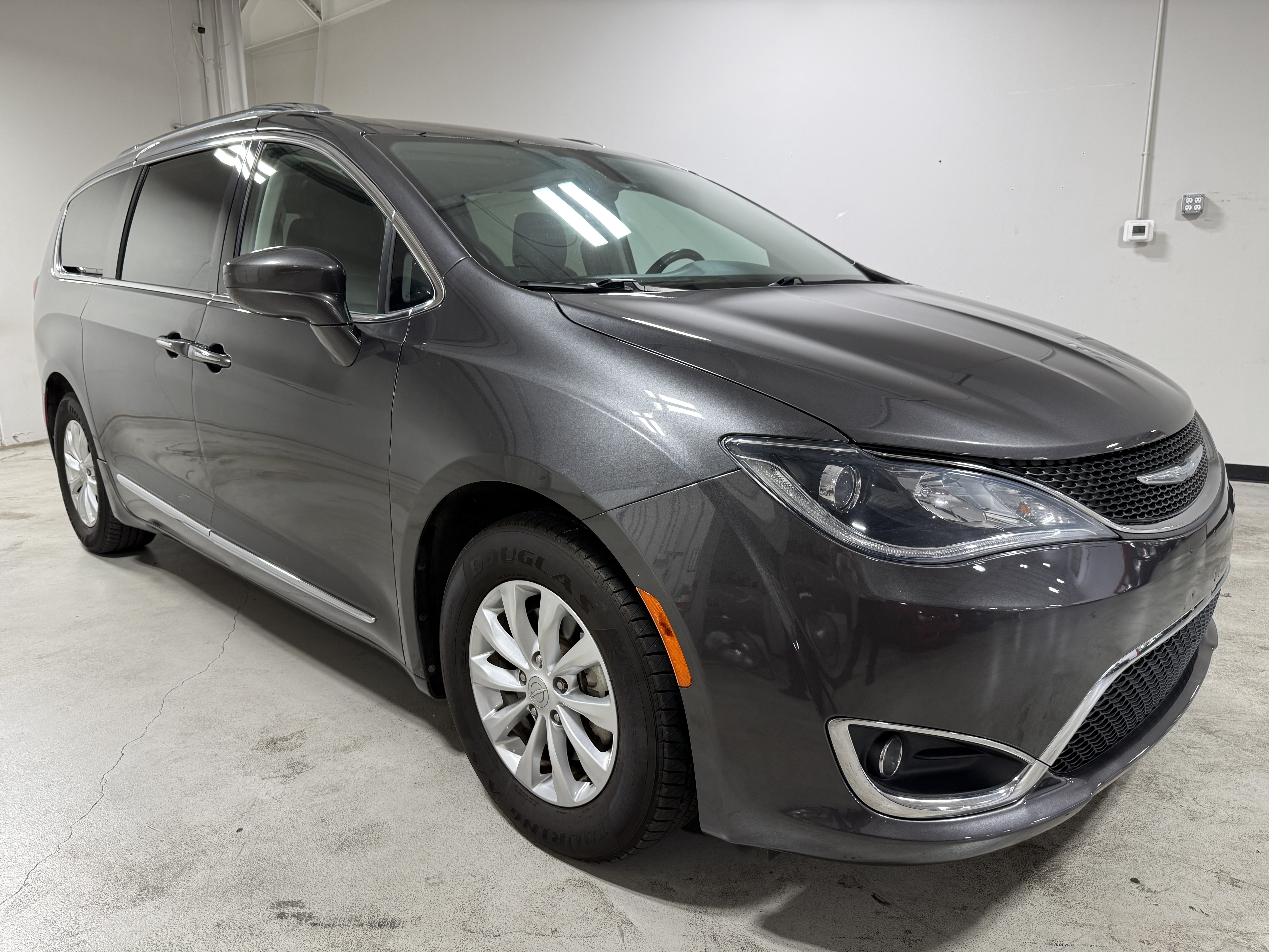 Used 2018 Chrysler Pacifica Touring-L FWD image 1