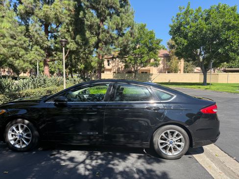 Used 2017 Ford Fusion SE FWD image 3