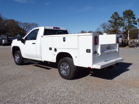 Used 2023 Chevrolet Silverado 2500 LT image 2