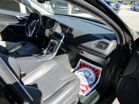 Used 2018 Volvo S60 T5 Dynamic AWD image 25