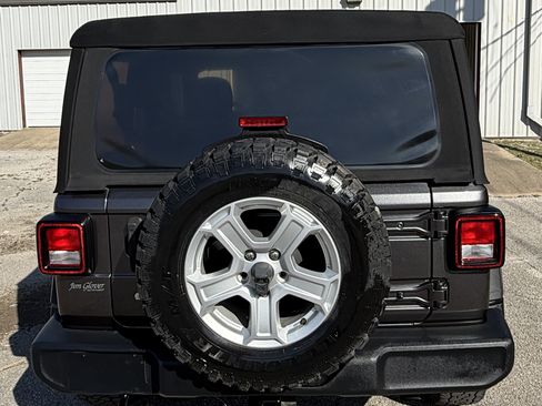 Used 2018 Jeep Wrangler Sport AWD/4WD image 7