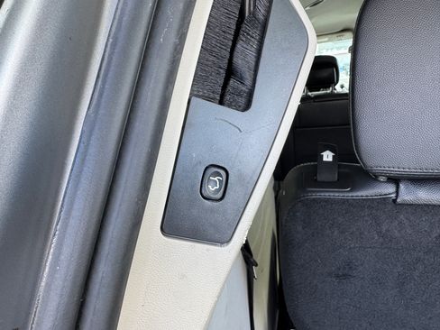 Used 2016 Chrysler Town & Country Touring image 16