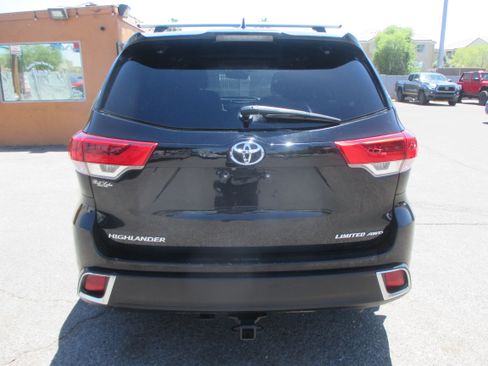 Used 2017 Toyota Highlander AWD Limited Platinum image 9