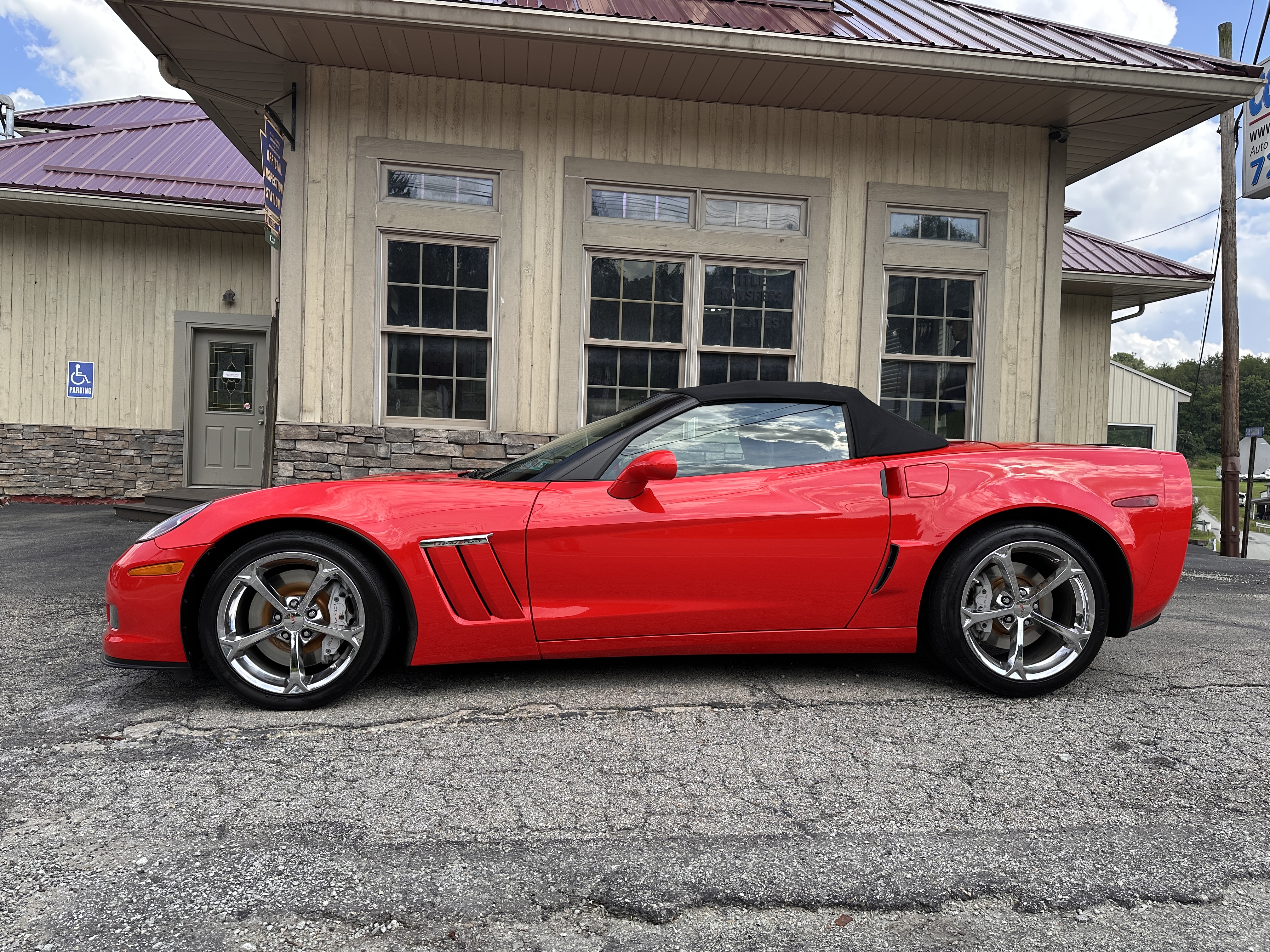 Used 2011 Chevrolet Corvette Grand Sport Convertible w/ 3LT RWD image 2