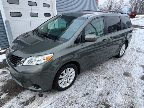 Used 2013 Toyota Sienna LE image 1