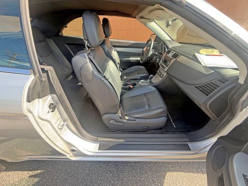 Used 2010 Chrysler Sebring Touring Convertible FWD image 9