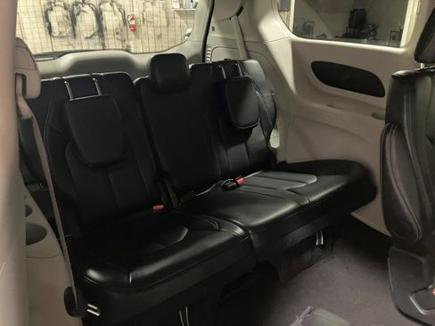 Used 2024 Chrysler Pacifica Touring-L image 25