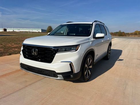 Used 2023 Honda Pilot Touring image 3