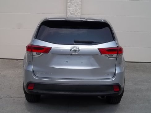 Used 2019 Toyota Highlander AWD V6 image 5