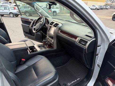 Used 2017 Lexus GX 460 image 30