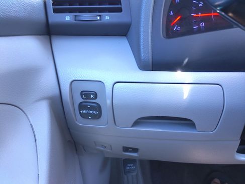 Used 2011 Toyota Camry LE image 25