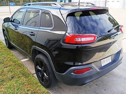Used 2017 Jeep Cherokee Limited image 4