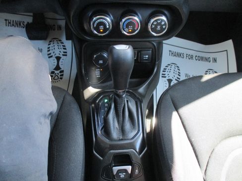 Used 2017 Jeep Renegade 4WD Latitude image 6