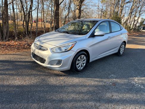 Used 2017 Hyundai Accent SE image 2