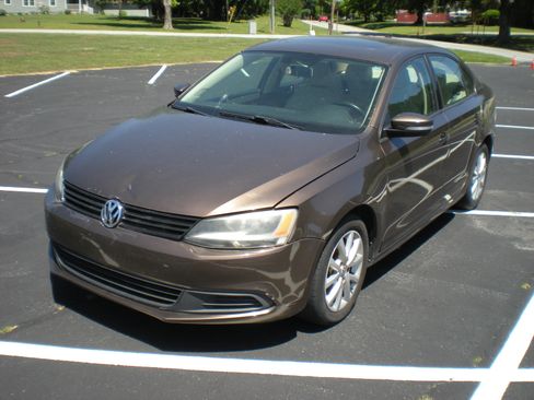 Used 2011 Volkswagen Jetta SE Sedan FWD image 4
