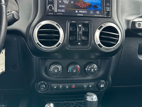 Used 2017 Jeep Wrangler Sahara image 8