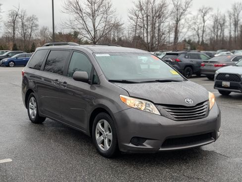 Used 2015 Toyota Sienna LE image 2