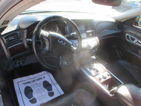 Used 2017 INFINITI Q70 Premium image 9