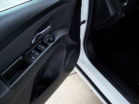 Used 2013 Chevrolet Cruze LT image 10