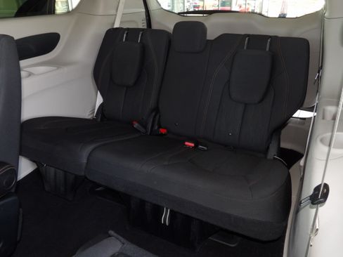 Used 2020 Chrysler Pacifica Touring image 17