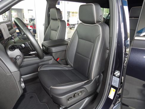 Used 2025 Chevrolet Suburban 2WD Premier image 18