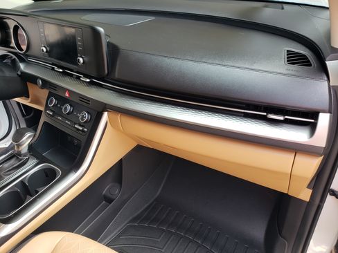 Used 2023 Kia Carnival LX image 16