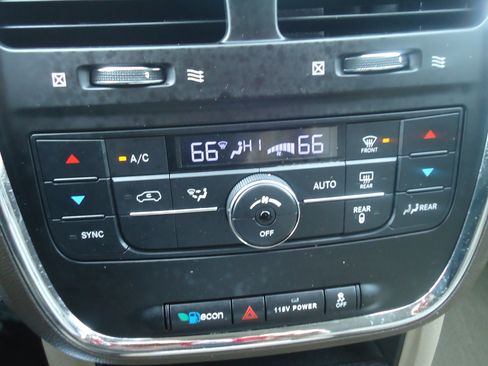 Used 2014 Chrysler Town & Country Touring image 16