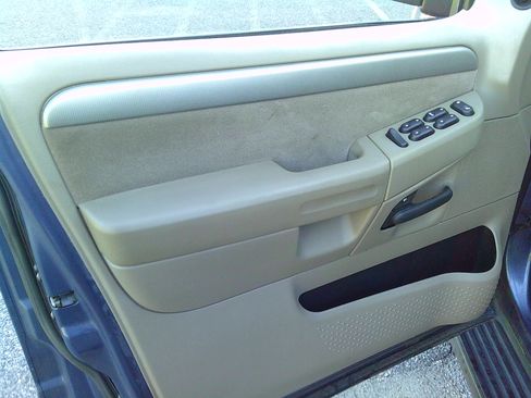 Used 2003 Ford Explorer XLT image 7
