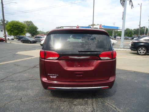Used 2017 Chrysler Pacifica Touring-L Plus FWD image 9