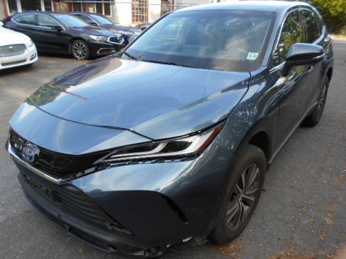 Used 2022 Toyota Venza LE AWD image 2