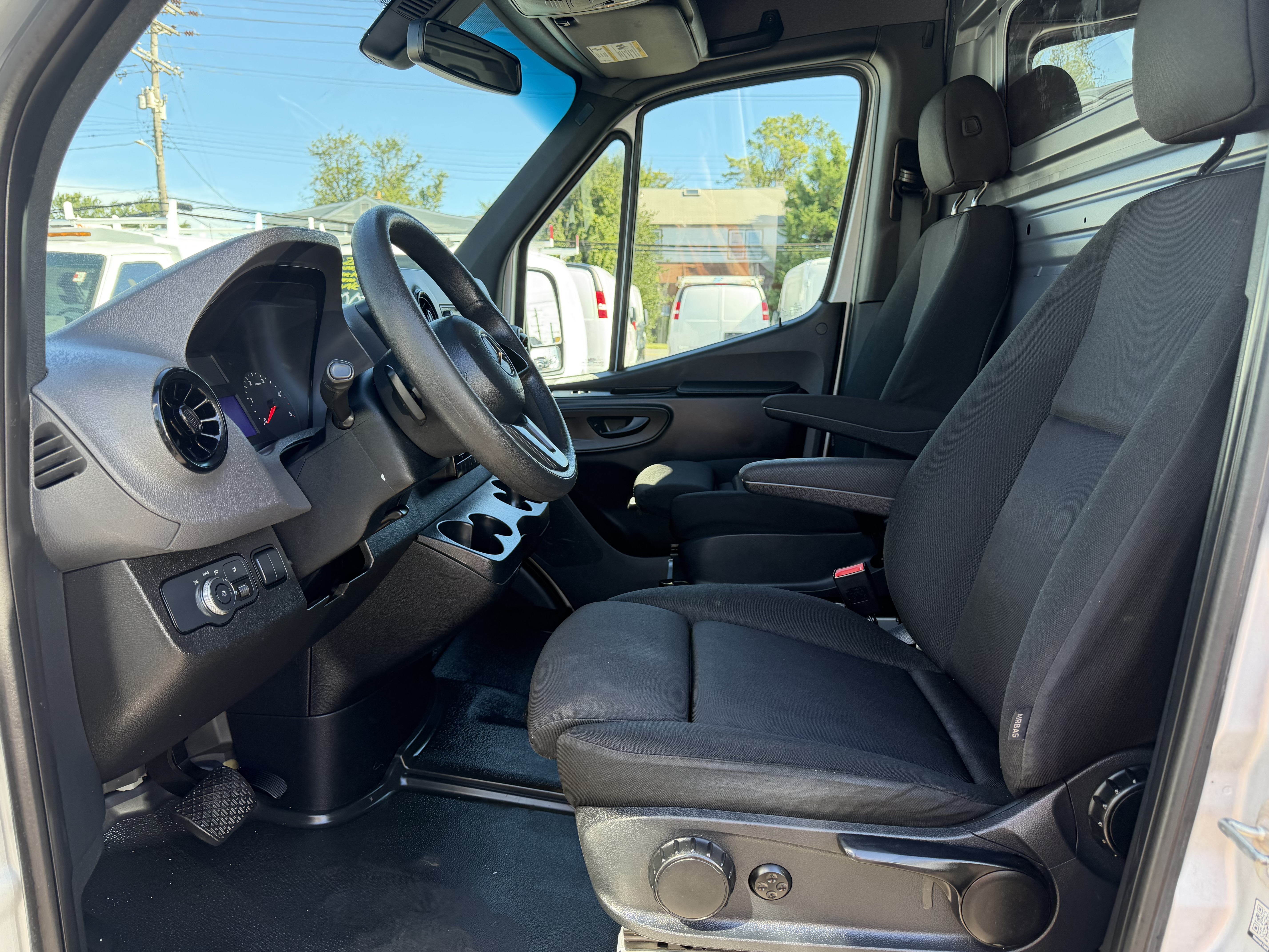 Used 2022 Mercedes-Benz Sprinter 2500 170 Cargo image 9