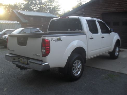 Used 2016 Nissan Frontier PRO-4X image 2
