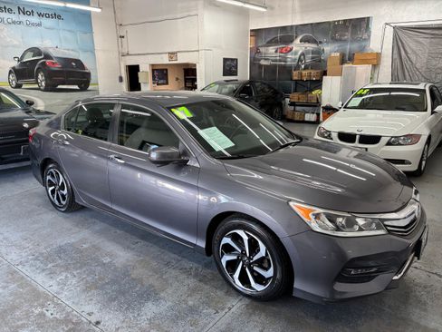 Used 2017 Honda Accord EX image 2
