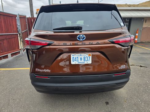 Used 2022 Toyota Sienna XLE image 6