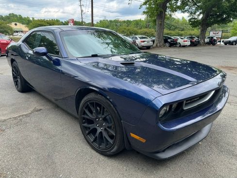 Used 2014 Dodge Challenger SXT RWD image 7