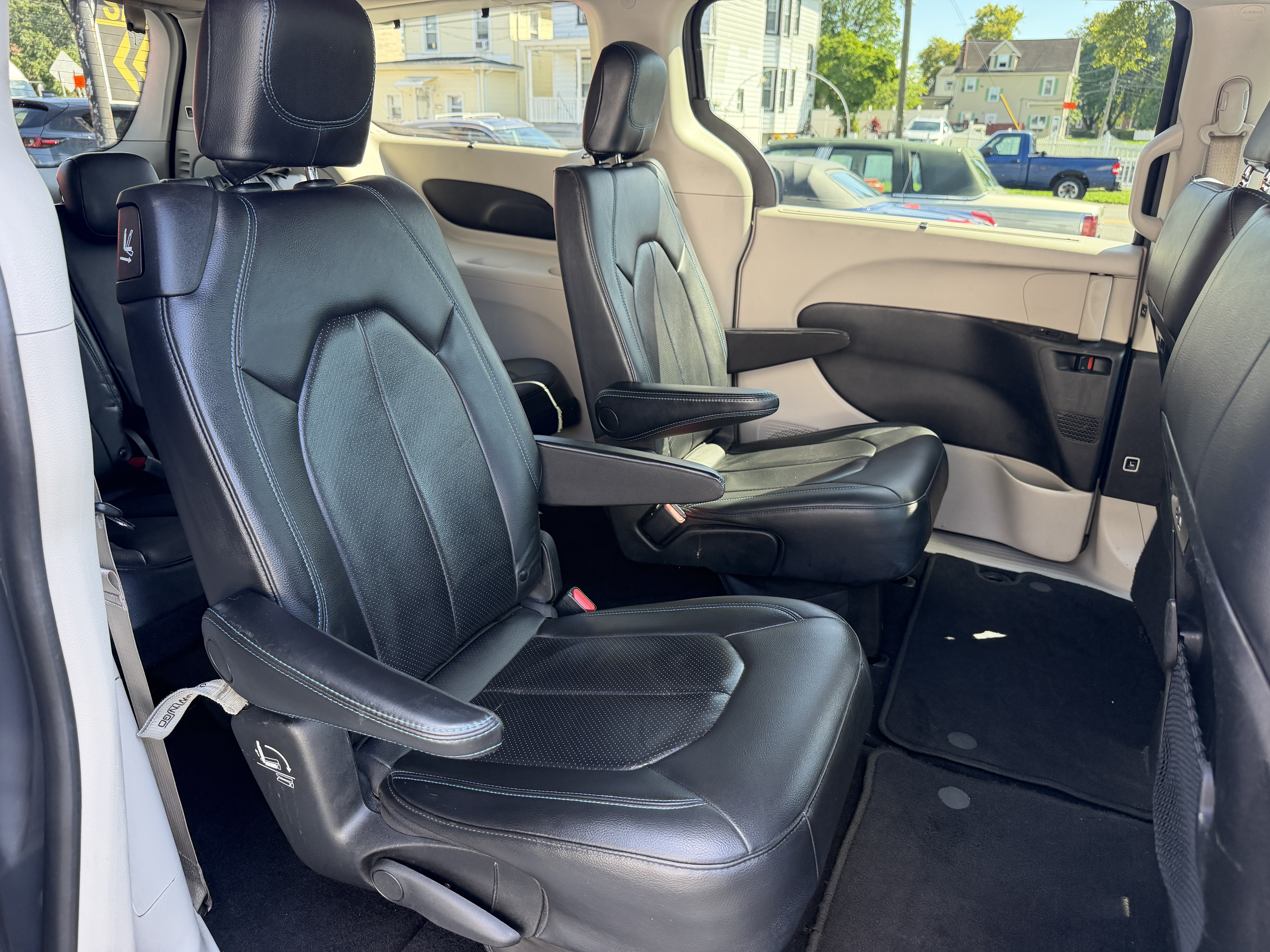 Used 2021 Chrysler Pacifica Touring-L FWD image 23